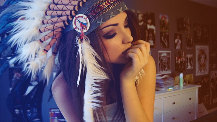 white and black native American hat, brunette, feathers, Melanie Iglesias, HD wallpaper
