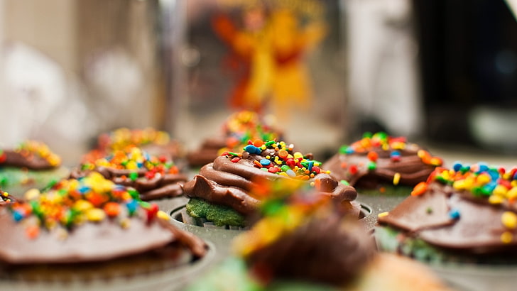 cupcakes with chocolate toppings, sprinkles, dessert, depth of field