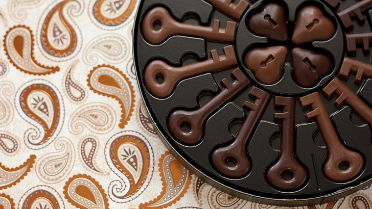 Chocolate key lot, food, Valentine's Day, Paisley, brown, closeup, HD wallpaper