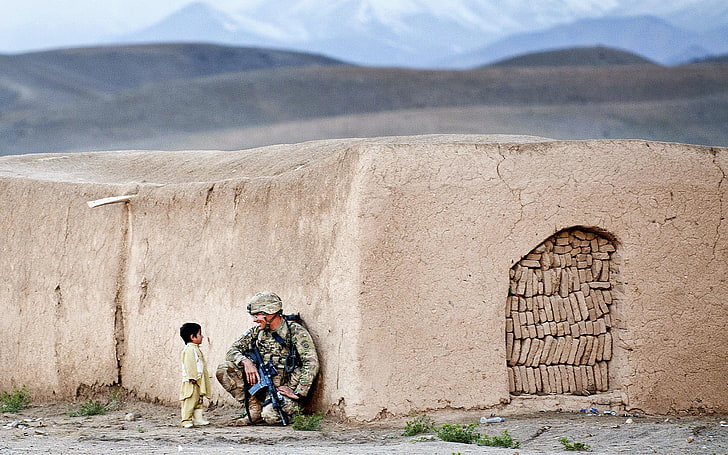 soldier, Afghanistan, children, house, gun, bricks, smiling, HD wallpaper