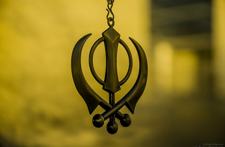 Khanda Symbol, black pendant, Aero, Macro, focus on foreground, HD wallpaper