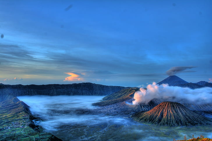 Núi lửa Gunung Bromo là một thắng cảnh kỳ thú ở Indonesia. Đi bộ trên các đồi cát là một trải nghiệm tuyệt vời, và đến đỉnh núi lửa bạn sẽ được chiêm ngưỡng một khung cảnh đẹp như cổ tích. Hãy xem bức ảnh này để hòa mình vào với thiên nhiên hoang dã của Gunung Bromo.