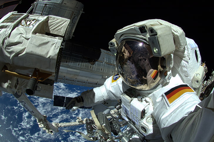 Germany cosmonaut suit, space, selfies, astronaut, International Space Station, HD wallpaper