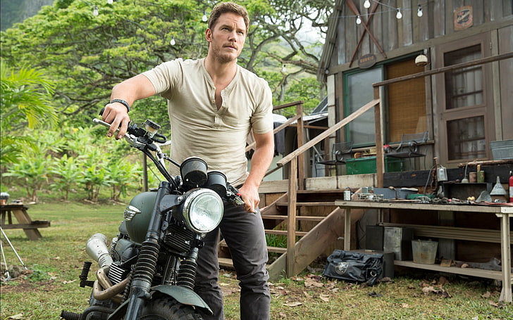 Chris Pratt In Jurassic World 2015, men's gray shirt and black jeans