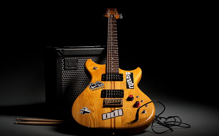 Roland Cube And Guitar, brown stratocaster electric guitar and guitar amplifier, HD wallpaper