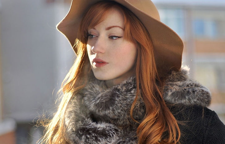 tilt shift focus photography of woman in brown hat, women, redhead, HD wallpaper