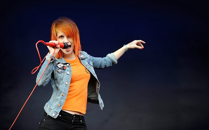 Hayley Williams of Paramore, microphone, hand, jacket, concert
