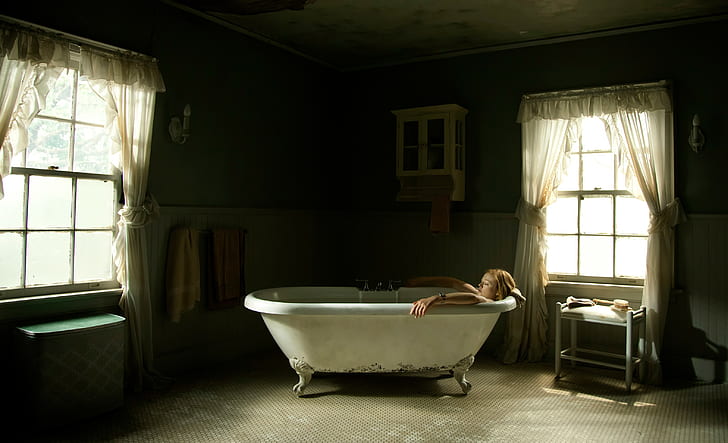 Jessabelle, horror, white claw foot pedestal bathtub, Jezebel