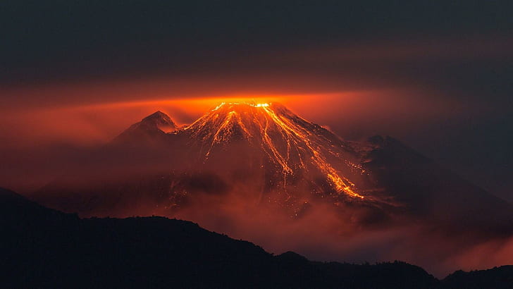 The Eruption of Reventador Volcano Lava, HD wallpaper