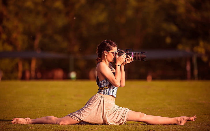 woman doing a leg split while taking photo using DSLR camera, HD wallpaper