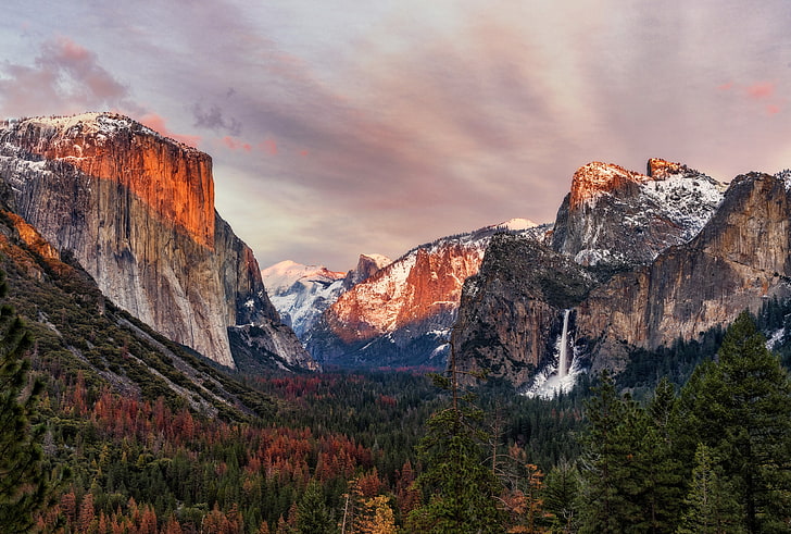 Thưởng thức bức ảnh về vườn quốc gia Yosemite và thấy một vẻ đẹp hoang sơ tuyệt đẹp của thiên nhiên. Những khu rừng rậm rạp, những dãy núi đá trắng tuyết và những con suối uốn lượn trên bức ảnh sẽ là một sự tuyệt vời để bạn tìm thấy chỗ dựa trong cuộc sống.