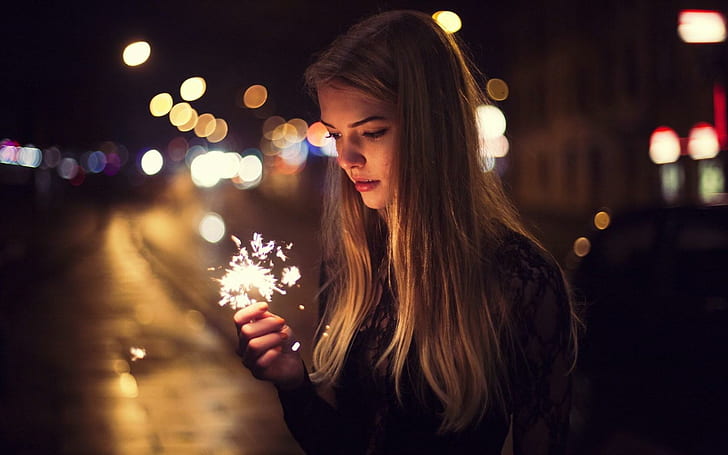 Girl Street Sparkler Firework Holiday, HD wallpaper