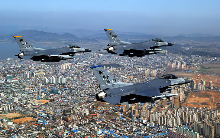 F 16 Fighting Falcons Over City, HD wallpaper