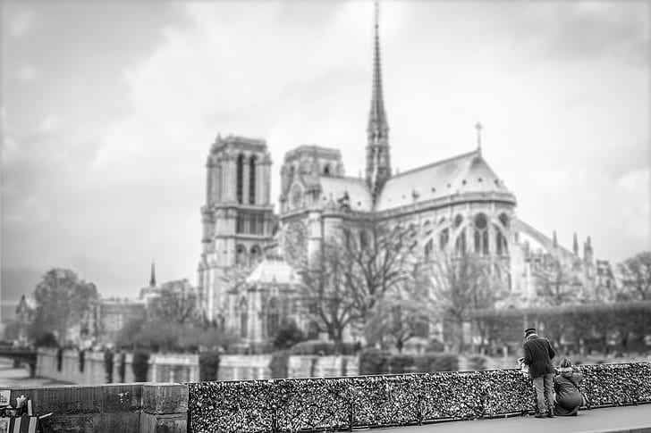 gray scale photo of two person near castle, Amor, Eterno, Notre Dame