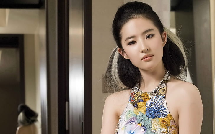 Beauty Liu Yifei, women's brown, yellow and white floral halter top