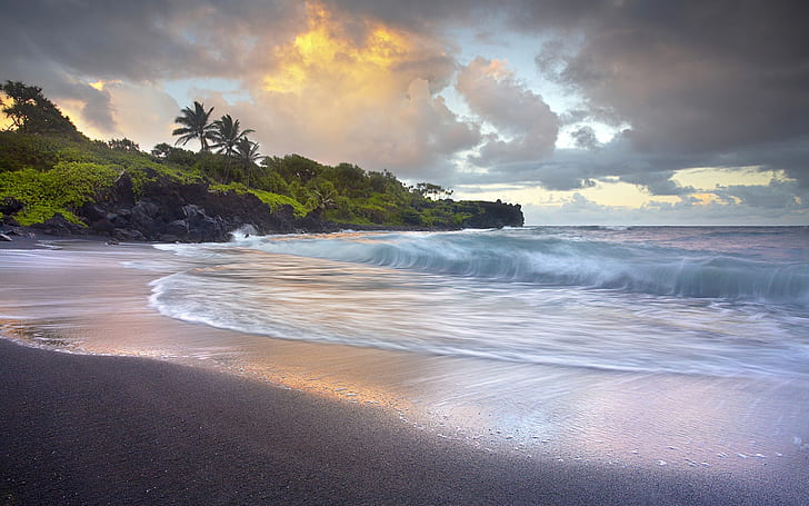 Waves crashing, black sand beach, Hawaii, HD wallpaper