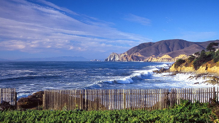 brown wooden fences, sea, waves, mountains, coastline, beach, HD wallpaper