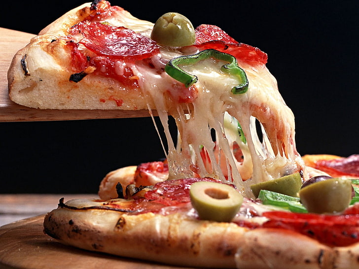 pepperoni pizza with melted cheese, olives, and green peppers, HD wallpaper