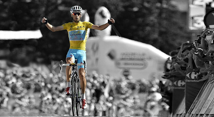 The winner Vincenzo Nibali, men's yellow sports jersey, Biking