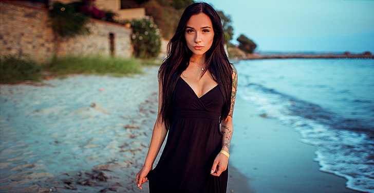 women's black sleeveless top, portrait, tattoo, sea, black dress