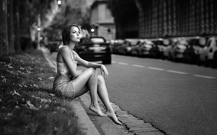 Toulouse, monochrome, urban, women outdoors, barefoot, model, HD wallpaper