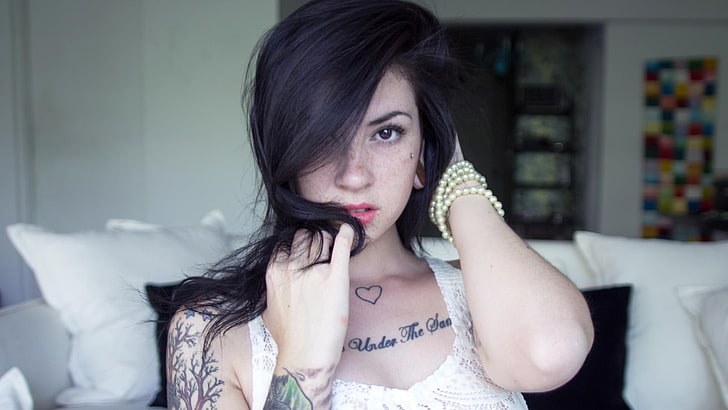 women's white lace sleeveless top, Cra Suicide, black hair, freckles, HD wallpaper