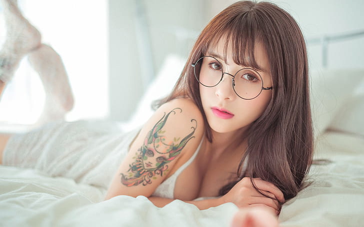 Asian, women, xiamei jiang, model, glasses, lying down, bed, HD wallpaper