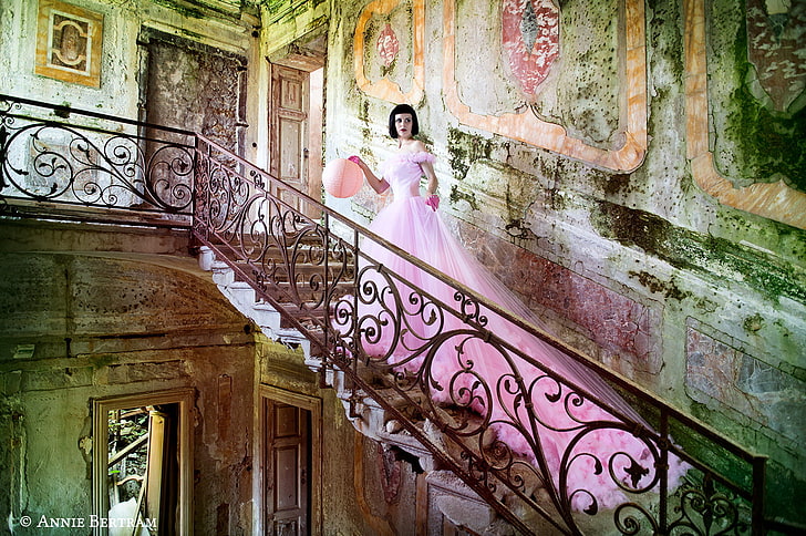 Annie Bertram, ruin, stairs, pink dress, balloon, fantasy girl, HD wallpaper