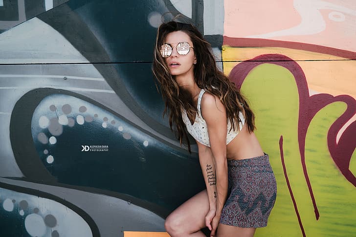 girl, pose, graffiti, shorts, glasses, Daria Klepikova, Katerina Klein