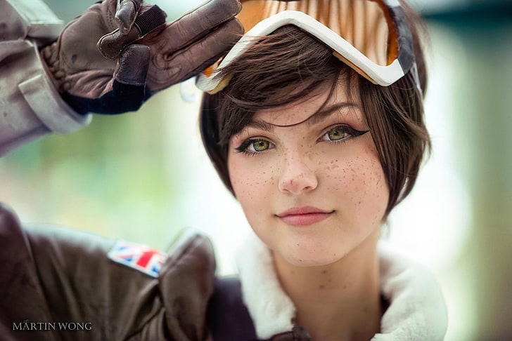 Overwatch Tracer cosplay, woman in brown leather jacket, Tracer (Overwatch)