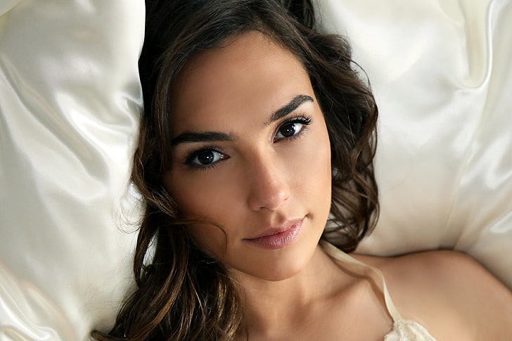 Gal Gadot, model, actress, Israelis, face, women, bed, portrait, HD wallpaper
