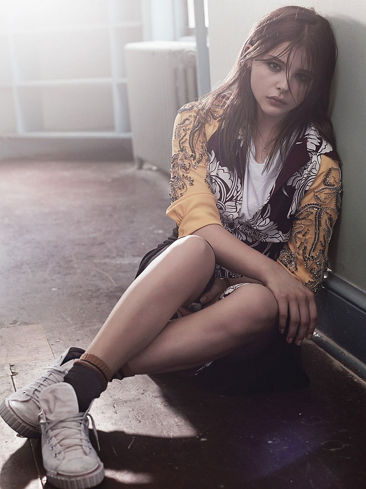 Chloe Grace Moretz, Chloë Grace Moretz, sitting, young adult