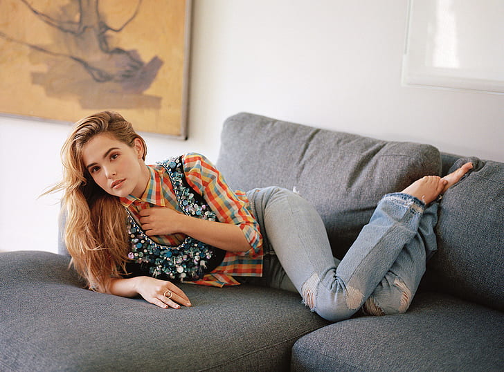 Zoey Deutch, women, actress, jeans, torn jeans, feet, barefoot, HD wallpaper