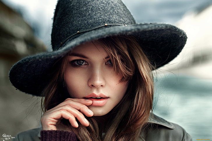 women's black sunhat, woman in black hat and black top in close-up photography