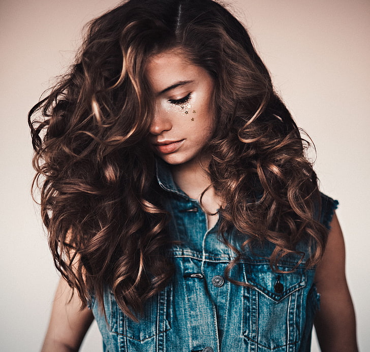 HD wallpaper: women, curly hair, brunette, hairstyle, long hair, studio  shot | Wallpaper Flare