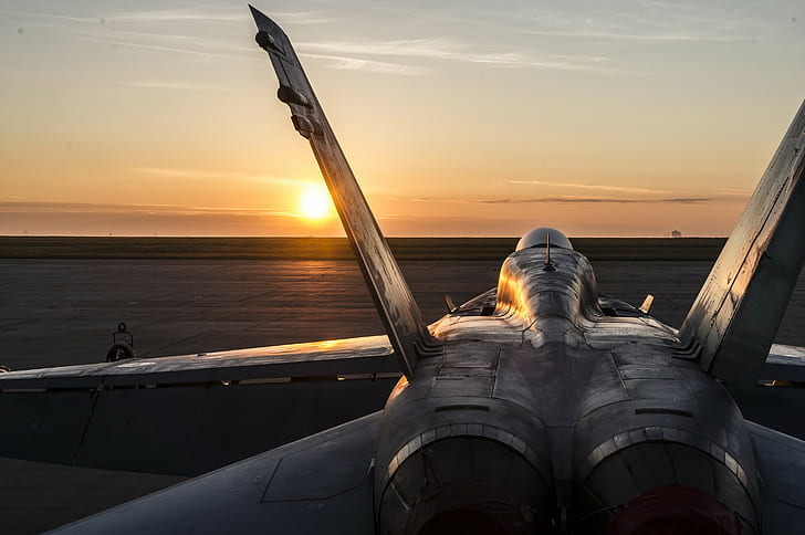 Với hình ảnh máy bay F/A-18 Hornet được thiết kế vô cùng sắc nét và đẹp mắt, bạn sẽ như được đưa vào cuộc hành trình phiêu lưu trong không trung. Ảnh nền máy bay F/A-18 Hornet sẽ khiến bạn cảm thấy phấn khích và hào hứng.