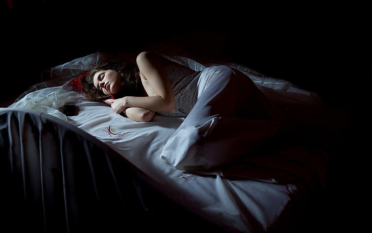 woman laying on white bedding, women, model, brunette, long hair, HD wallpaper