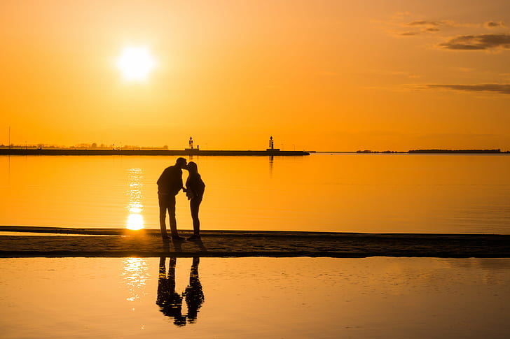 silhouette photo of couple kissing on seashore during golden hour, HD wallpaper