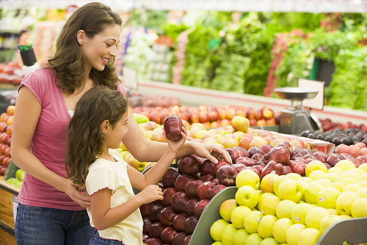 women's pink t-shirt, mother, daughter, fruit, apples, supermarket