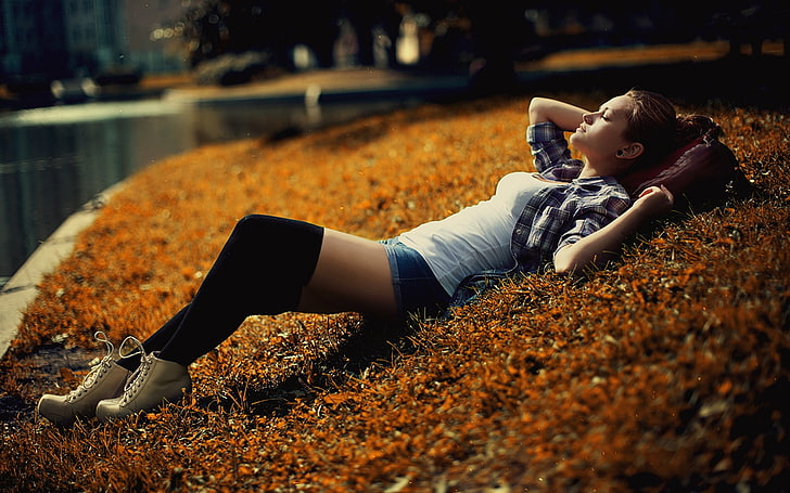 women's blue denim short shorts, woman lying on brown grass field, HD wallpaper