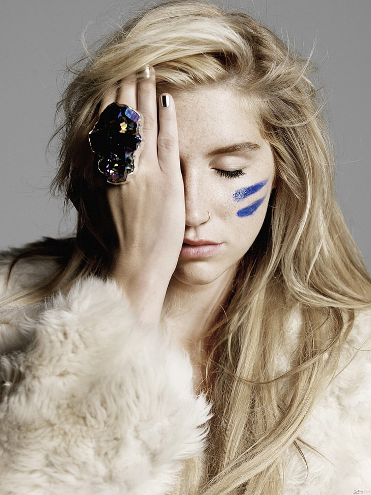 Kesha, singer, women, hand on face, closed eyes, fur coats, HD wallpaper