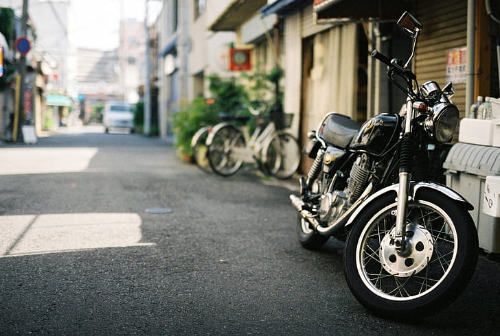 black cruiser motorcycle beside gray building, SR, Yamaha, 市場