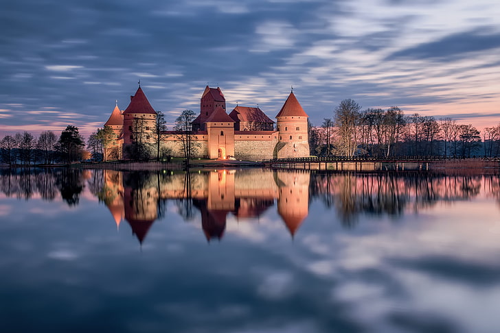 brown castle, sunset, lake, reflection, Lithuania, Trakai, sky, HD wallpaper