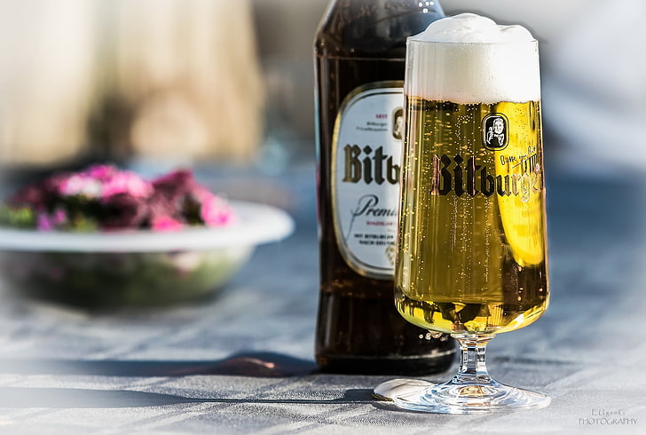 bottles, drinking glass, Bitburger, beer, food and drink, table, HD wallpaper