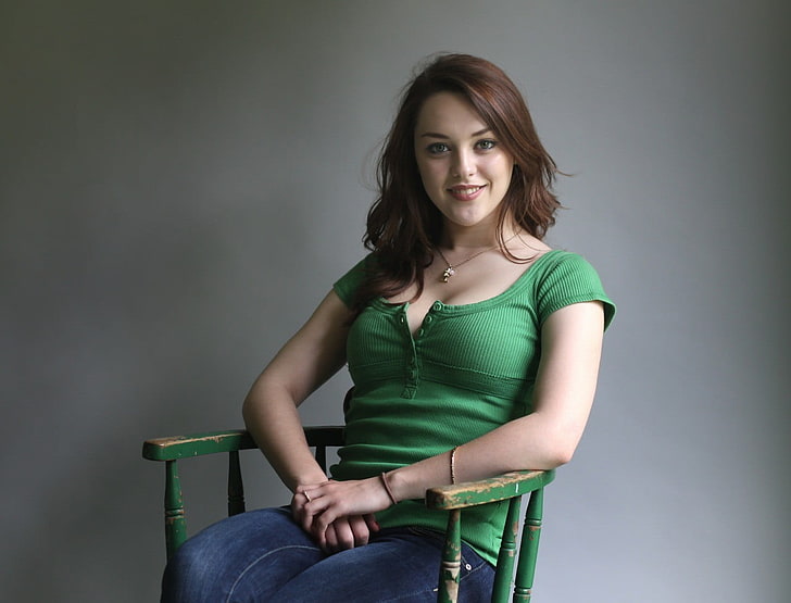 women's green top, Imogen Dyer, smiling, chair, necklace, sitting, HD wallpaper