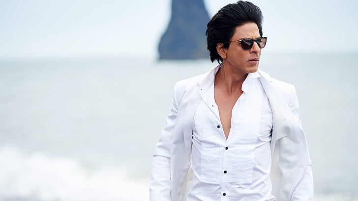 man wearing white suit coat and dress shirt behind seashore, Shah Rukh Khan, HD wallpaper