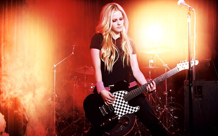 Avril Lavigne with Guitar, women's black t-shirt, Female celebrities, HD wallpaper