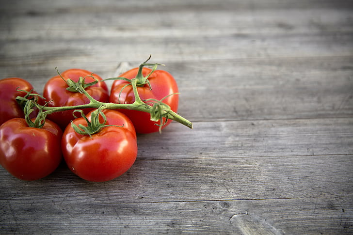 red tomatoes in brown surface, tomato, commercial, bie, photos, HD wallpaper