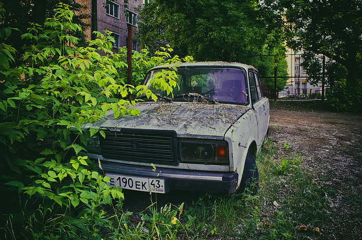 white car, leaves, Lada, lada. vaz. 2107, land Vehicle, old, old-fashioned