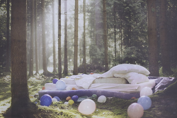 purple and white bed sheet,  Hanna Fasching, forest, balloon